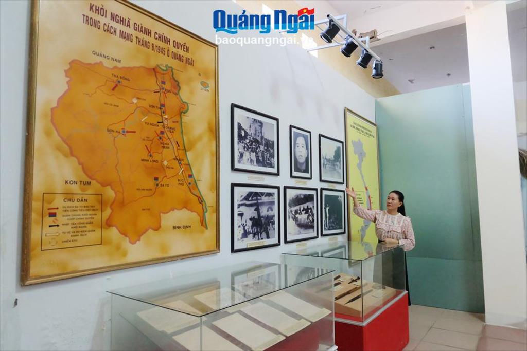 Thuyết minh viên Bảo tàng Tổng hợp tỉnh thuyết minh về cuộc khởi nghĩa giành chính quyền trong Cách mạng Tháng Tám năm 1945 ở Quảng Ngãi. ẢNH: BẢO HÒA